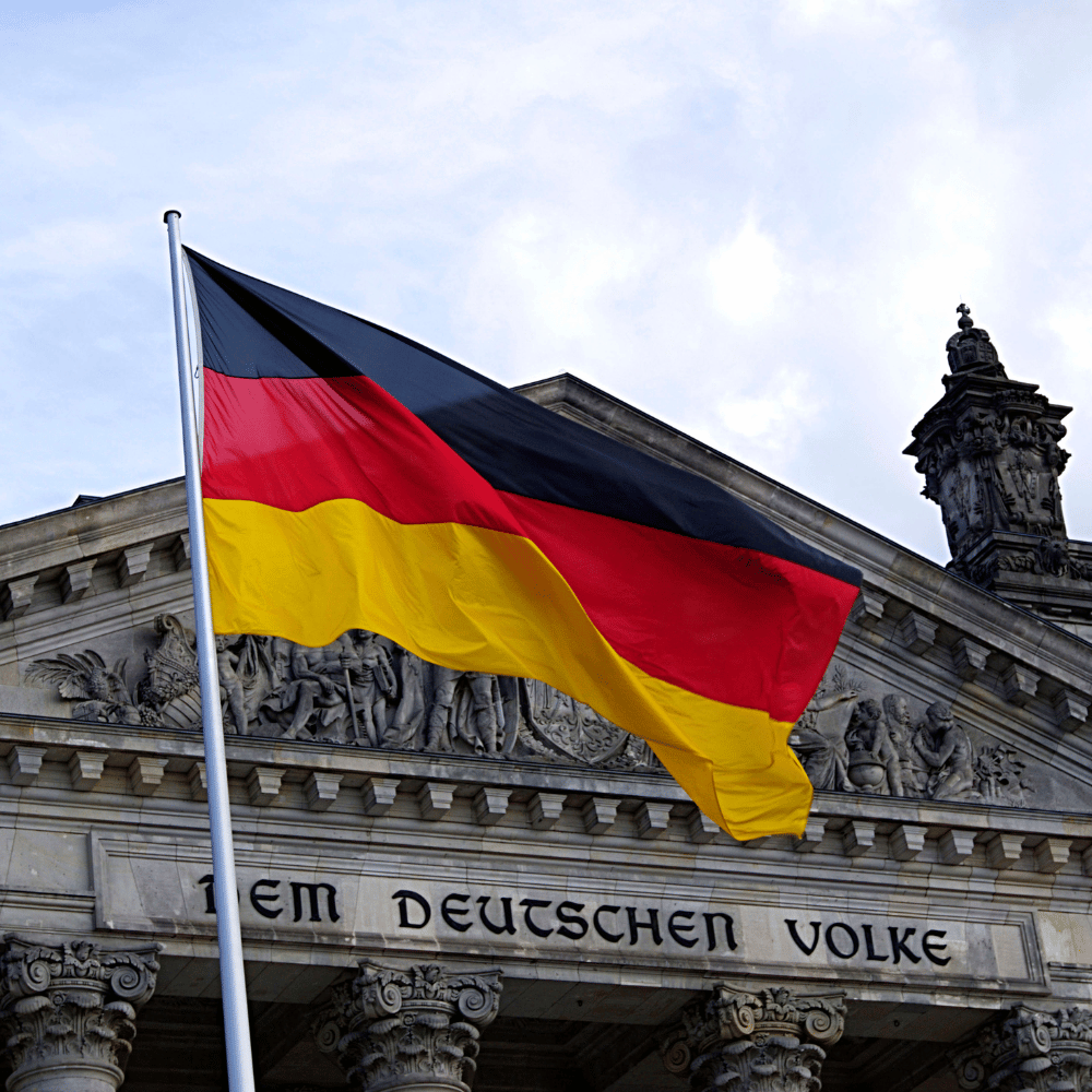 Deutschlandflagge vor dem Bundestag